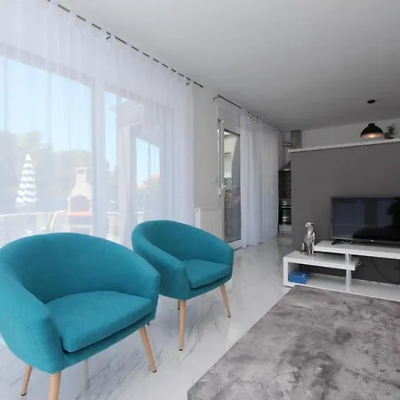 Villa Karlo 2 Holiday Home With Pool
