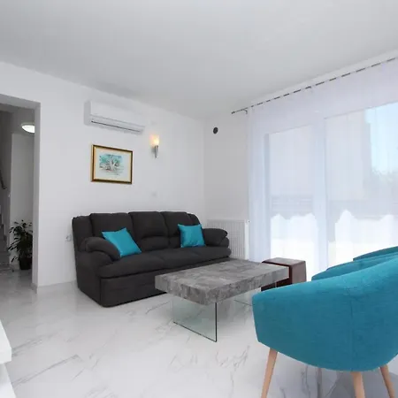 Villa Karlo 2 Holiday Home With Pool *
