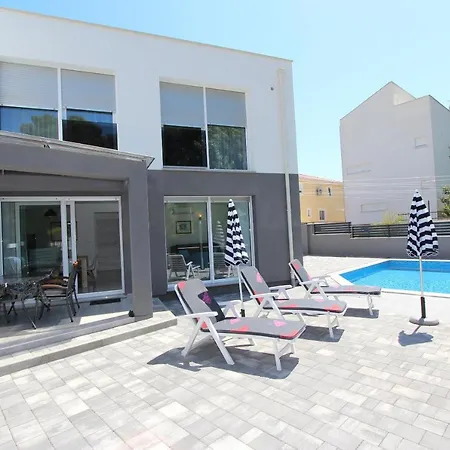 Villa Karlo 2 Holiday Home With Pool *