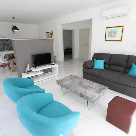 Villa Karlo 2 Holiday Home With Pool