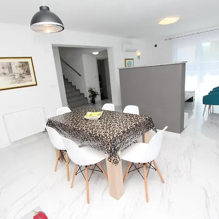 Karlo 2 Holiday Home With Pool *