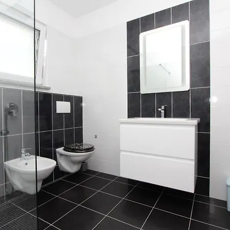 Karlo 2 Holiday Home With Pool * Rovigno