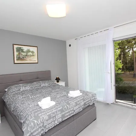 빌라 Karlo 2 Holiday Home With Pool 로비니